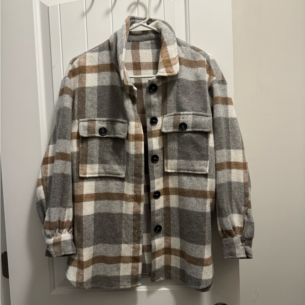 Women’s tan gray and white shacket size medium